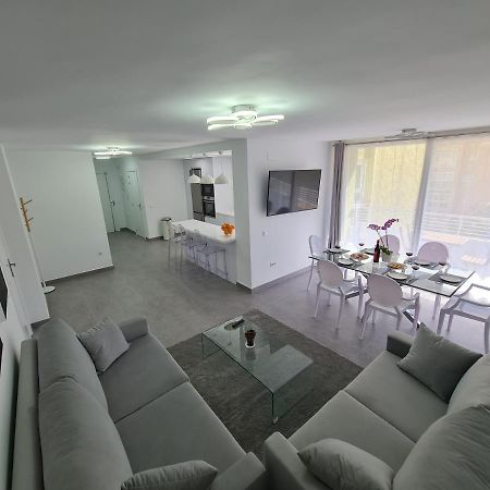 Modern 3 Bedroom Luxury Apartment In ตอร์เรโมลิโนส ภายนอก รูปภาพ