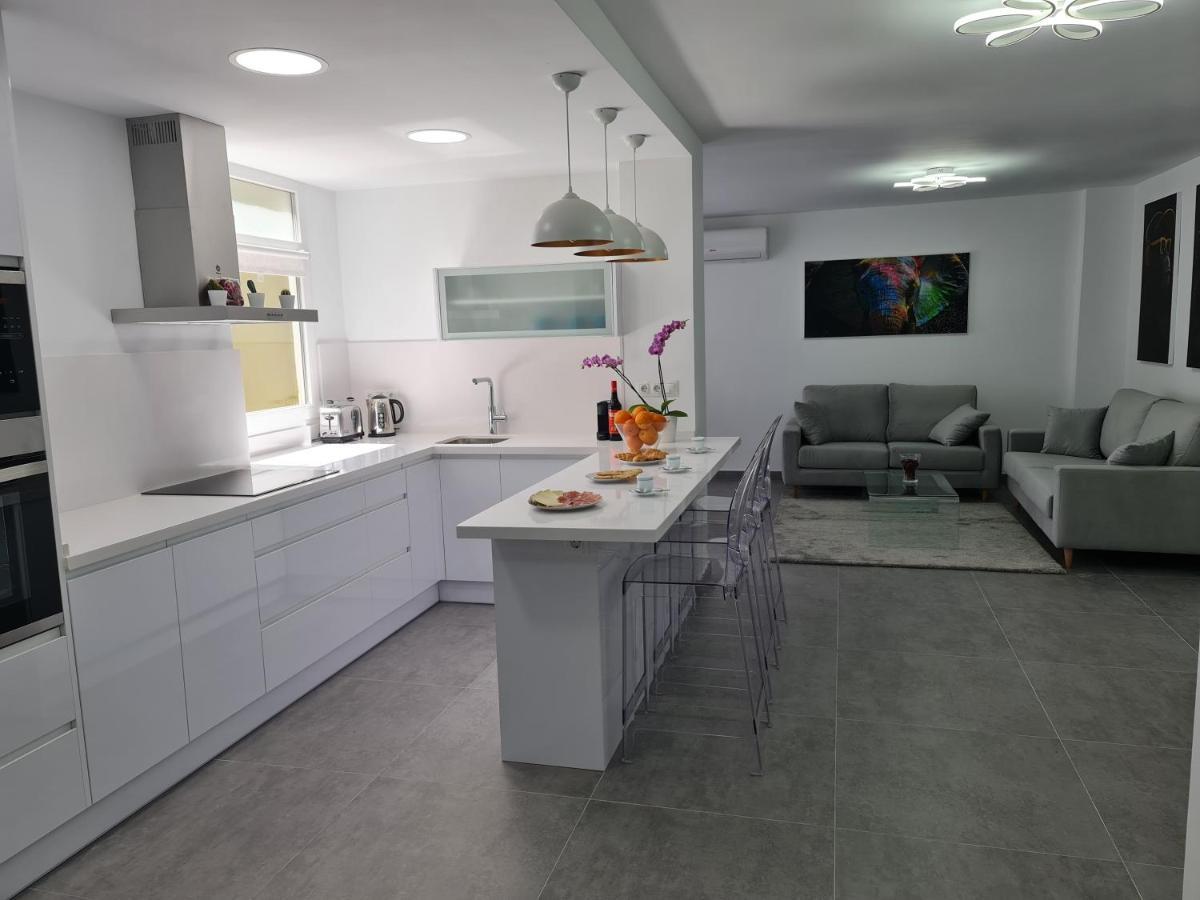 Modern 3 Bedroom Luxury Apartment In ตอร์เรโมลิโนส ภายนอก รูปภาพ
