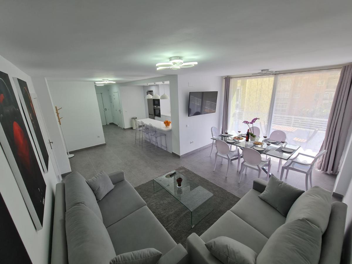 Modern 3 Bedroom Luxury Apartment In ตอร์เรโมลิโนส ภายนอก รูปภาพ