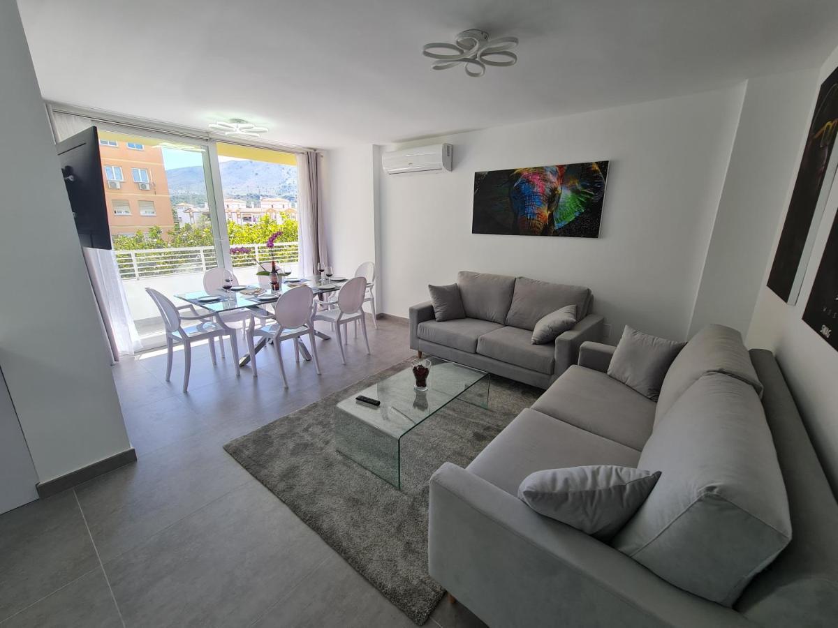 Modern 3 Bedroom Luxury Apartment In ตอร์เรโมลิโนส ภายนอก รูปภาพ