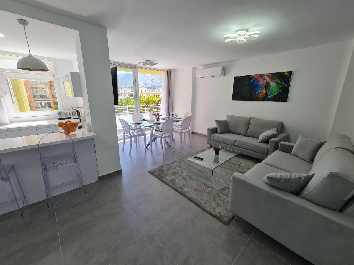 Modern 3 Bedroom Luxury Apartment In ตอร์เรโมลิโนส ภายนอก รูปภาพ