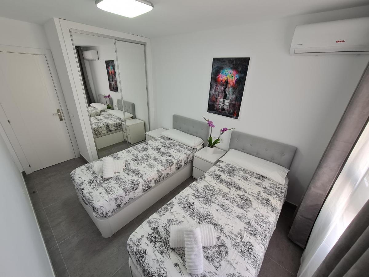 Modern 3 Bedroom Luxury Apartment In ตอร์เรโมลิโนส ภายนอก รูปภาพ