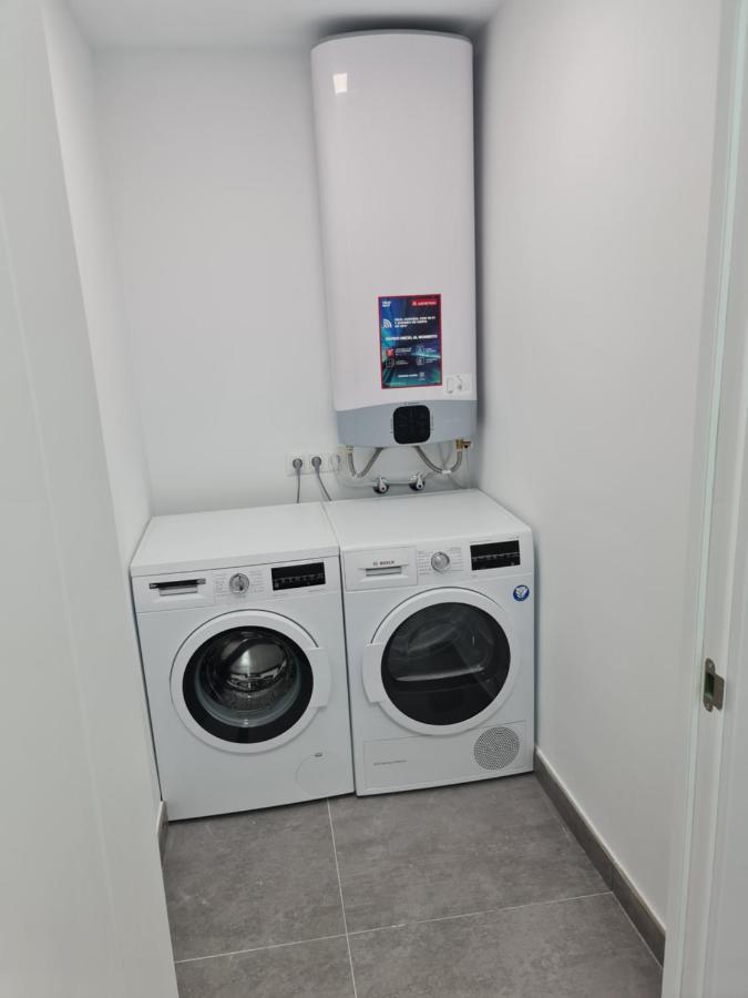 Modern 3 Bedroom Luxury Apartment In ตอร์เรโมลิโนส ภายนอก รูปภาพ