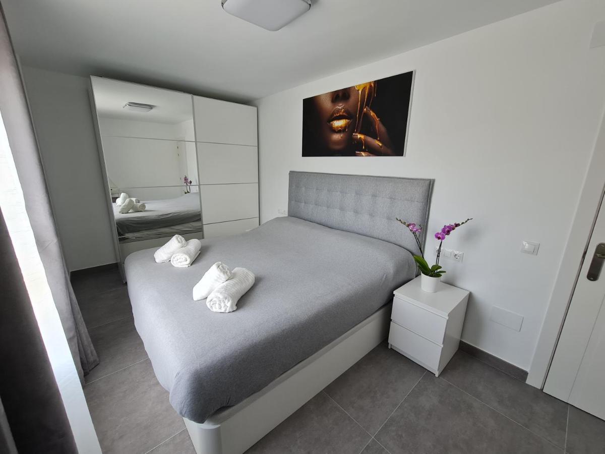Modern 3 Bedroom Luxury Apartment In ตอร์เรโมลิโนส ภายนอก รูปภาพ