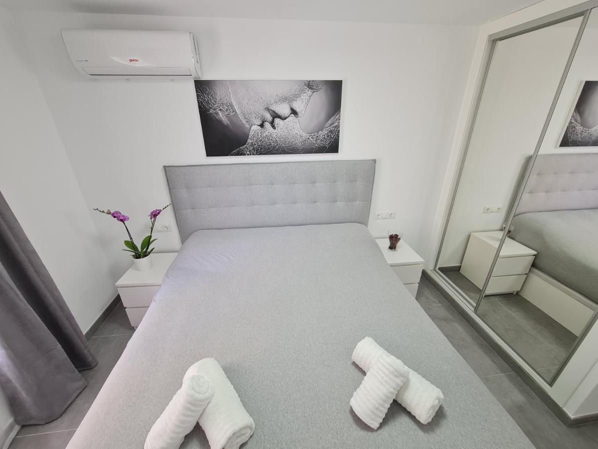 Modern 3 Bedroom Luxury Apartment In ตอร์เรโมลิโนส ภายนอก รูปภาพ