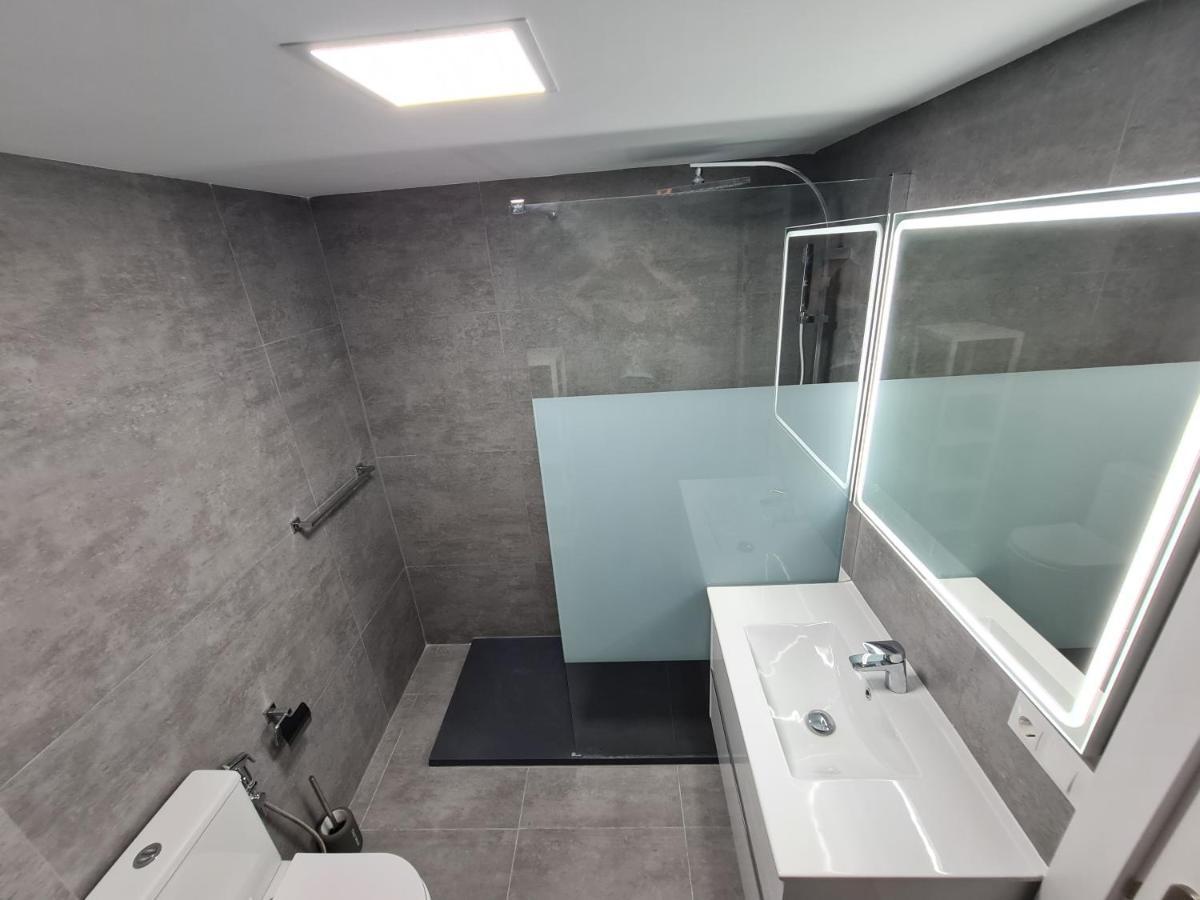 Modern 3 Bedroom Luxury Apartment In ตอร์เรโมลิโนส ภายนอก รูปภาพ