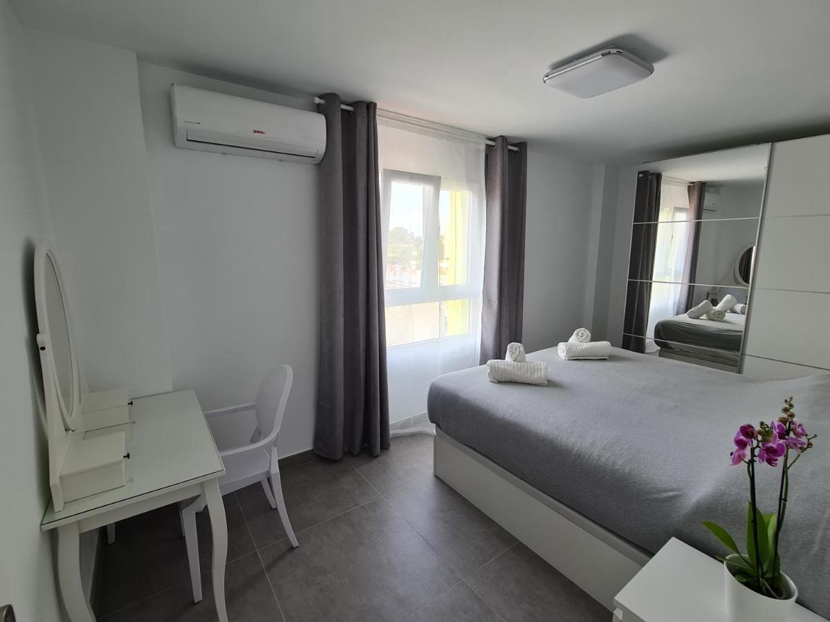 Modern 3 Bedroom Luxury Apartment In ตอร์เรโมลิโนส ภายนอก รูปภาพ
