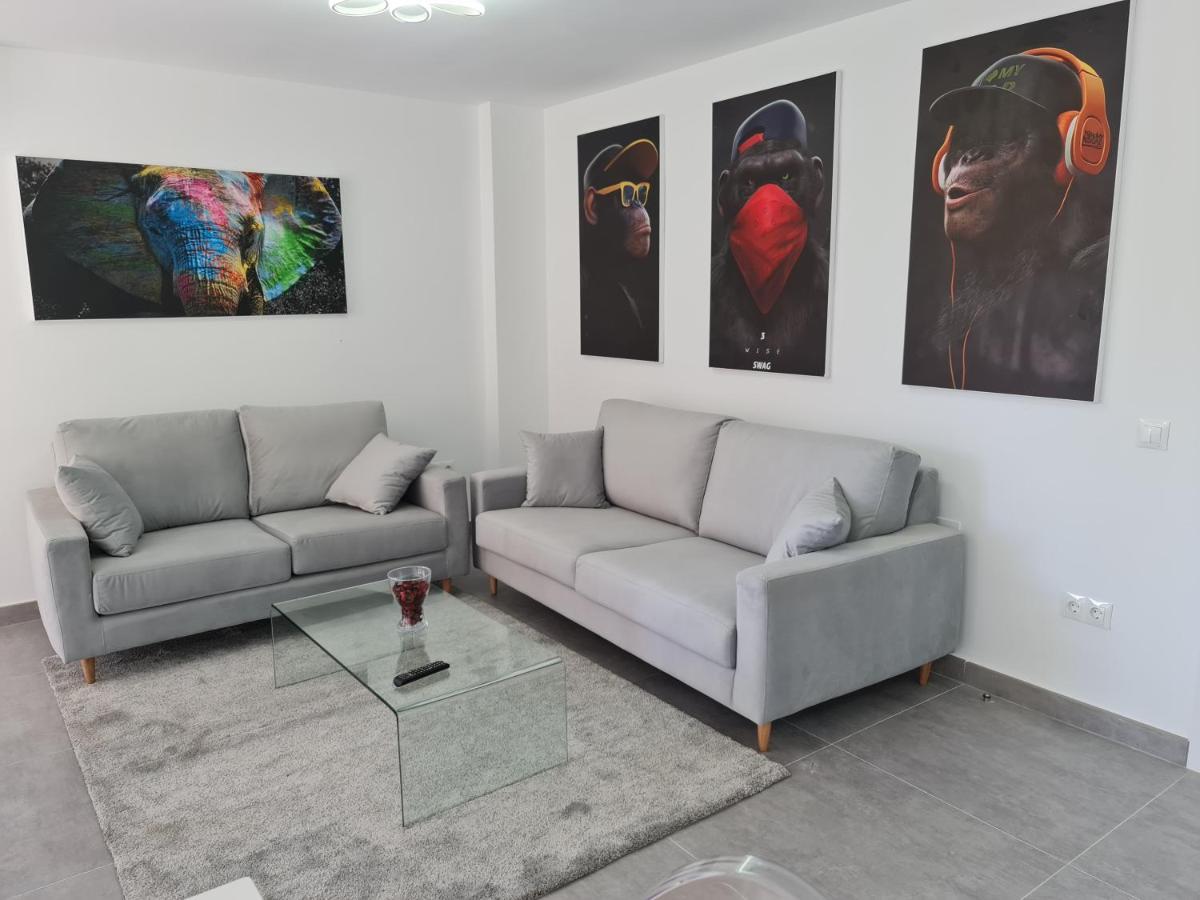 Modern 3 Bedroom Luxury Apartment In ตอร์เรโมลิโนส ภายนอก รูปภาพ