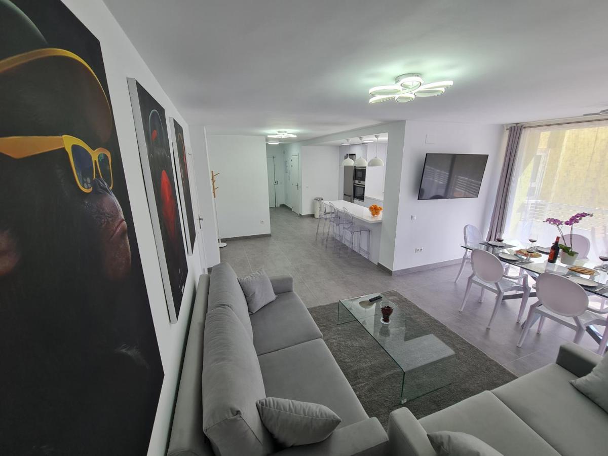 Modern 3 Bedroom Luxury Apartment In ตอร์เรโมลิโนส ภายนอก รูปภาพ